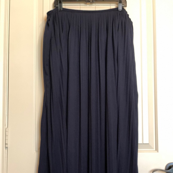 Navy blue pleated maxi skirt - Picture 2 of 3